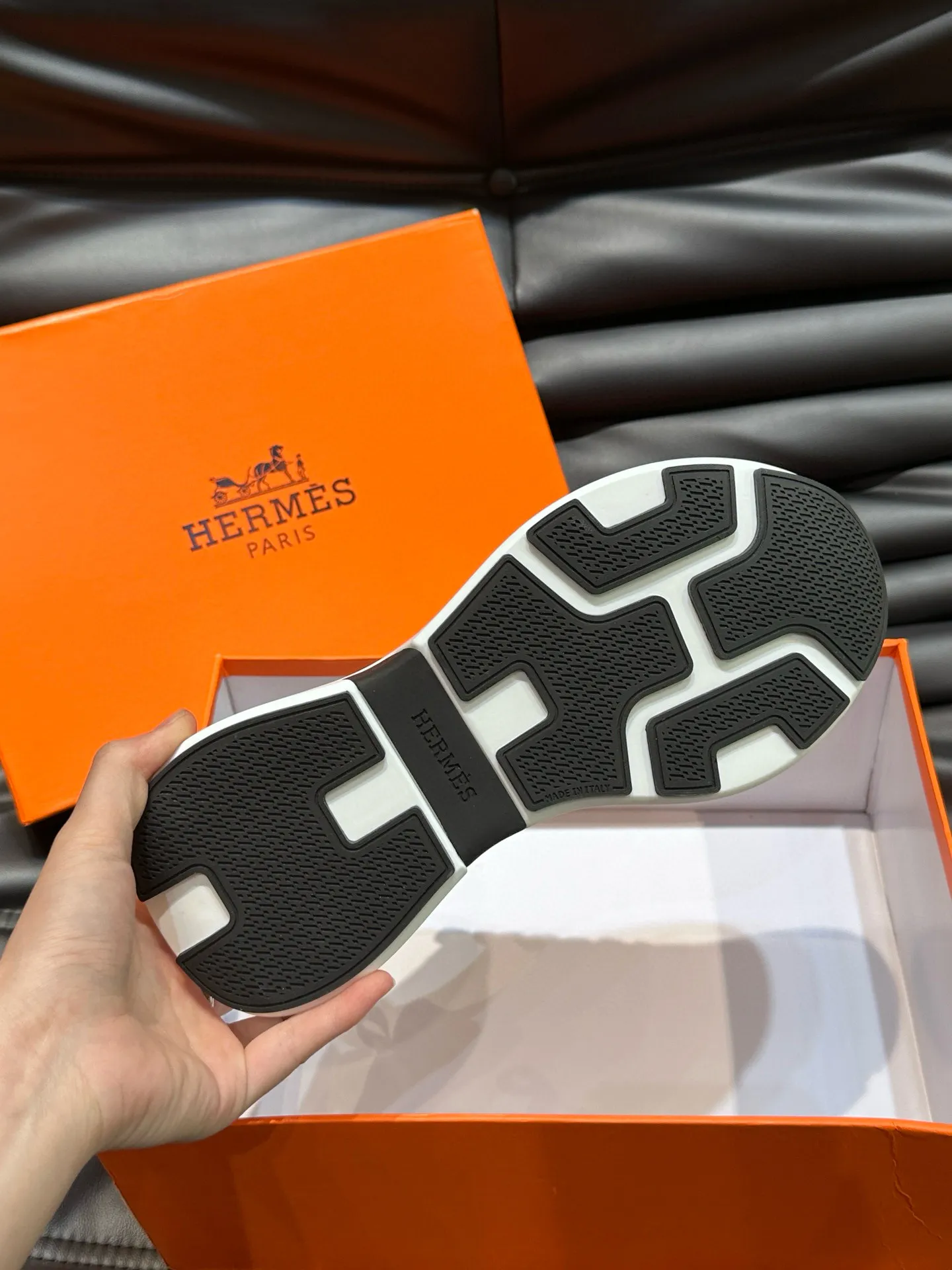 Factory price: 540💰HERMES/Hermes Hugo thick-soled sneakers are casual men's shoes. These sneakers are made of imported first-layer cowhide leather and breathable mesh design. The contrasting color design creates a dynamic and modern shape. The front end of the toe is decorated with natural-color rubber inlays. The style is novel and fashionable. The texture is incomparable, with cowhide lining and cowhide foot pads, the upper foot is comfortable and breathable, and the rubber sole is decorated with geometric patterns and iconic "H" details. A very personal one! Size: 39-44 (customized at 38.45)